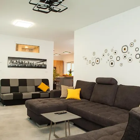 Bella Belca מויסטראנה