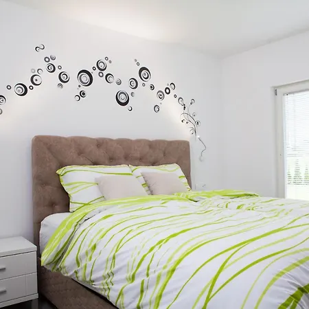 Bella Belca מויסטראנה